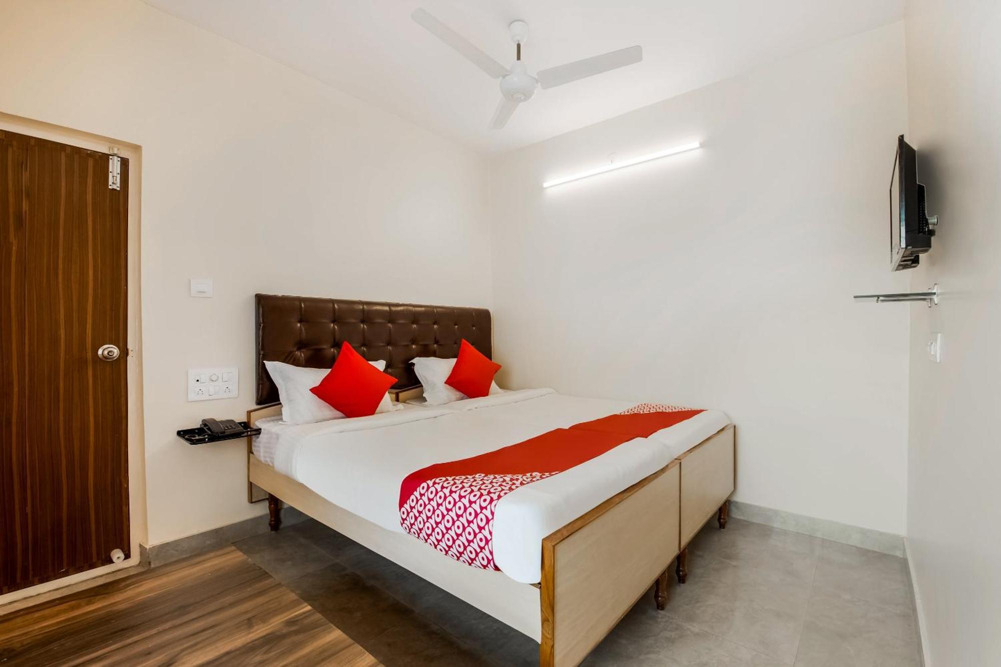 Super Oyo G P Residency Otel Kākināda Dış mekan fotoğraf